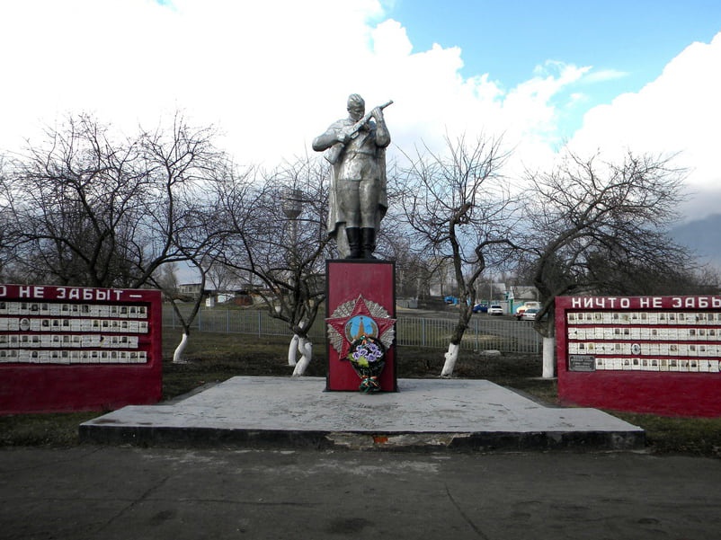 Памятник воинам ВОВ в центре села Кочегуры.